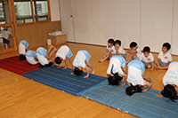 マット運動前転