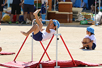 園児の鉄棒の様子